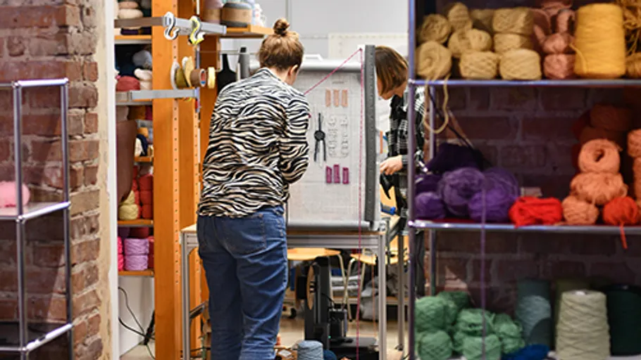 Person arbeitet in einem Wollgeschäftsraum.