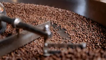 Kaffeebohnen in einer großen Röstmaschine.