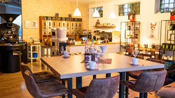 Kaffeehausinterieur mit stilvollem Sitzbereich.