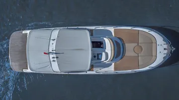 Luxusyacht fährt auf blauem Wasser.