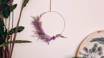 Blumenkranz hängt an der Wand.