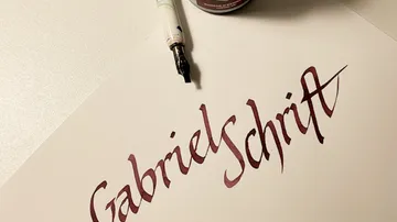 Kalligrafiestift nahe 'Gabriels Schrift'-Text.