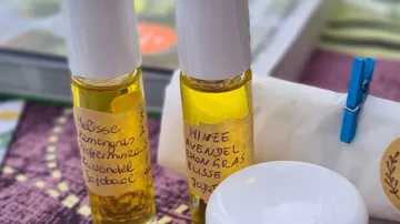 Zwei beschriftete ätherische Ölflaschen auf Tisch.