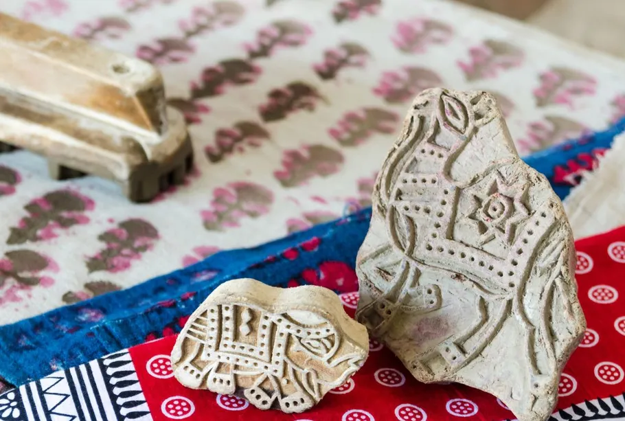 Holzstempel mit Elefanten auf Stoff.