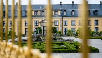 Barockpalast durch goldenen Zaun gesehen.