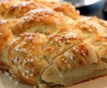 Braided bread with sugar on a plate.