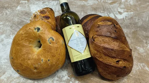 Brot und Weinflasche auf Holzoberfläche.