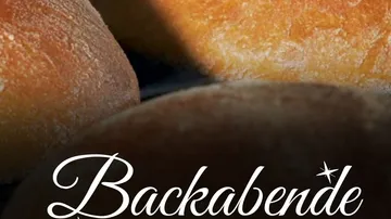 Nahaufnahme von Brötchen mit Text 'Backabende'.