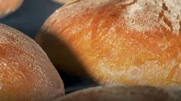 Nahaufnahme von Brötchen mit Text 'Backabende'.