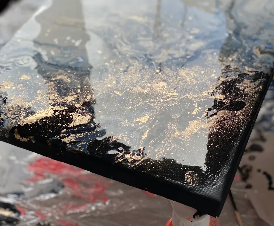 Abstraktes Gemälde mit Gold- und Schwarzmustern.