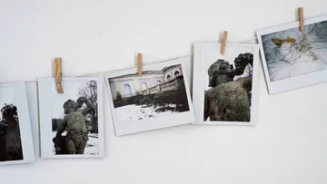Polaroid-Fotos an einer Schnur aufgehängt.
