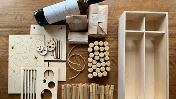 DIY-Weinhalter-Kit mit Materialien auf Tisch.