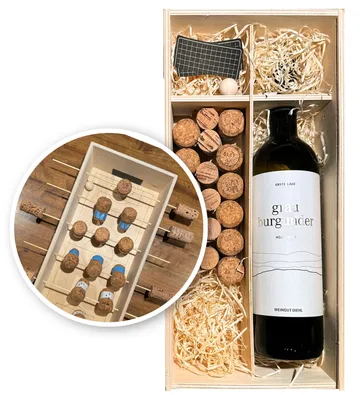 Weinkiste mit Flasche und Korken-Kicker-Spiel.