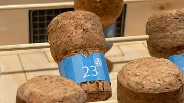 Korken mit blauem Etikett Nummer 23.