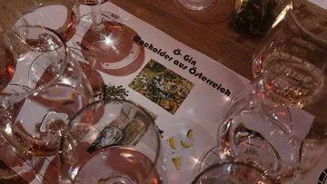 Gläser auf Tisch mit Gin-Verkostungsmenü.