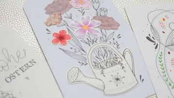 Illustrierte Karten mit Blumen und Gießkanne.