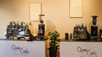 Zwei Kaffeemaschinen auf Theke im Café.
