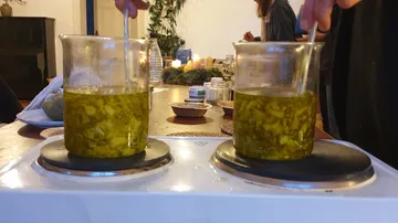 Becher mit Flüssigkeit auf Elektroherd.