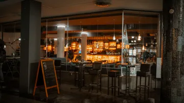 Gemütliches Café mit warmer Beleuchtung nachts.