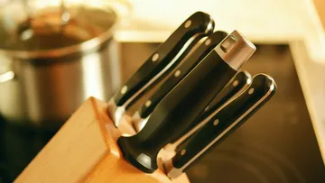 Messerblock auf Küchentheke.