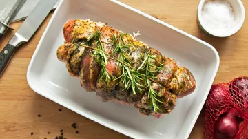Gewürzter Braten mit Kräutern in weißer Form.