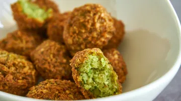 Falafel in einer weißen Schüssel, Nahaufnahme.