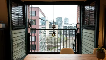 Städtische Ansicht durch industrielles Fenster.