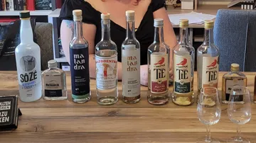 Flaschen mit Alkohol auf Holztisch.