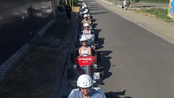 Reihe von Mini-Autos auf der Straße.