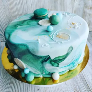 Marmorkuchen mit Dekorationen, Holzhintergrund.