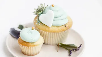 Zwei glasierte Cupcakes auf einem Teller.