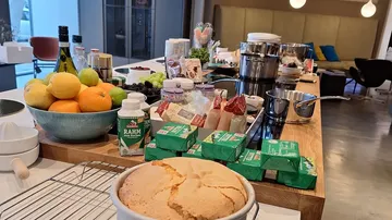 Küchentisch mit verschiedenen Backzutaten.