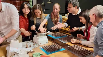 Gruppe macht Pralinen an einer Küchenarbeitsplatte.