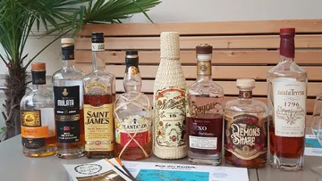 Verschiedene Rumflaschen auf einem Tisch draußen.