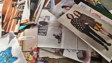 Zerstreute Magazinseiten auf einem Tisch.