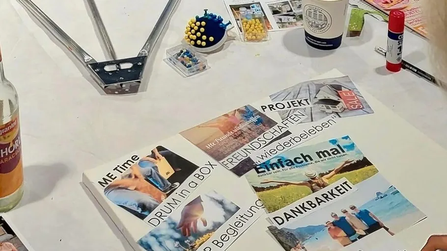 Basteltisch mit Collagematerialien, Papieren, Gegenständen.