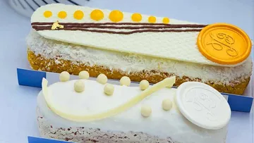 Zwei dekorierte Eclairs auf weißem Hintergrund.