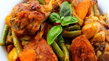 Geröstetes Huhn mit Gemüse und Basilikumgarnitur.