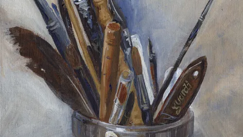 Verschiedene Pinsel in einem Metallbehälter.