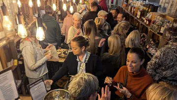 Überfüllte Bar-Szene mit sozialen Menschen.