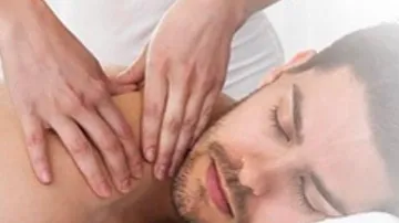 Mann erhält eine Rückenmassage.