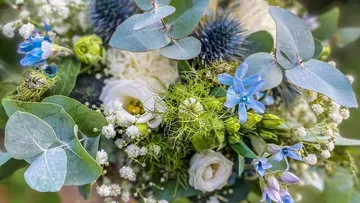 Bunte Blumen und Blätter in einem Arrangement zusammengefügt.