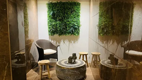 Sitzbereich mit grüner Wandtafel.