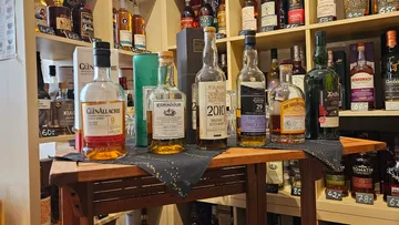 Whiskyflaschen auf einem Holztisch ausgestellt.