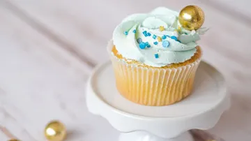 Cupcake mit Glasur auf einem Ständer.