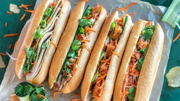Vier Bánh Mì Sandwiches mit Koriander und Karotten.