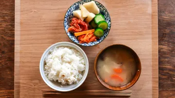 Japanische Mahlzeit mit Reis, Suppe und Gemüse.