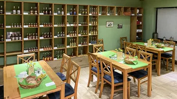 Esszimmer mit Holzregalen und Tischen.