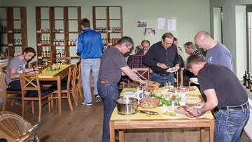 Menschen bedienen sich am Buffet in Innenraum.