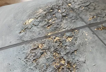 Texturierte Kunst mit Goldakzenten Nahaufnahme.